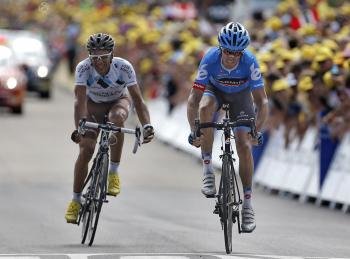 David Millar sprinta hacia la victoria en la duodécima etapa del Tour  (Foto: Horcajuelo)