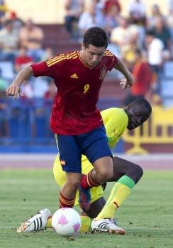 Ánder Herrera intenta proteger el balón ante un defensor. (Foto: E. CURBELO)