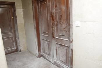 Acceso a la sede del PP de Ourense, ayer con restos de lo sucedido. La puerta, cerrada, fue dañada. (Foto: MIGUEL ANGEL)