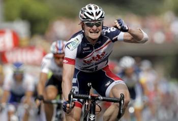 Andre Greipel celebra la victoria conseguida en la decimotercera etapa del Tour. (Foto: HORCAJUELO)