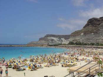 Una playa repleta de sombrillas y tumbonas con cientos de bañistas tomando el sol. (Foto: EP)