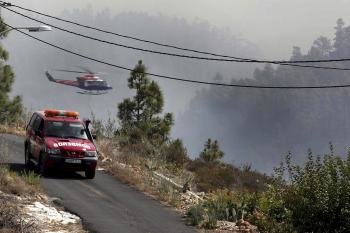 Siete medios aéreos trabajan en la extinción del incendio forestal declarado ayer tarde en el sur de la isla de Tenerife