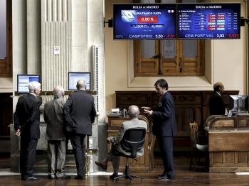 Varios inversores en la Bolsa de Madrid (Foto: EFE)
