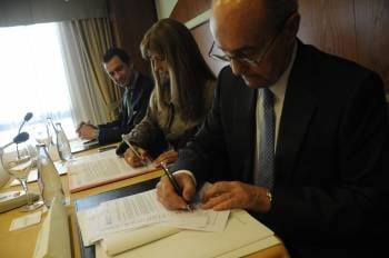López de Ávila, atento a la firma del convenio por parte de Carmen Pardo y Rafael Luaña. (Foto: MARTIÑO PINAL)