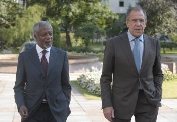 El mediador de la ONU para Siria, Kofi Annan (i.), con el ministro ruso de Exteriores, Sergey Lavrov. (Foto: STR)
