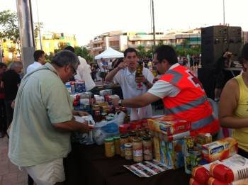Voluntarios de Cruz Roja recogen alimentos para los más necesitados. (Foto: ARCHIVO)