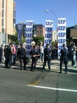  Cerca de un centenar de policías nacionales adscritos a los sindicatos de la Confederación Española de Policía (CEP) y la Unión Federal de la Policía (UGP), entre otros, se han concentrado este martes frente a las puertas del centro policial de Canillas