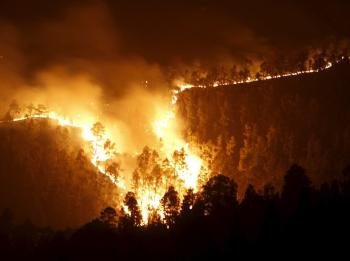 Imagen de la columna de fuego que avanza por las cumbres próximas al municipio de Vilaflor, en el sur de la isla de Tenerife. 