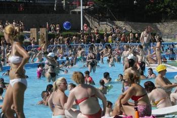 Las piscinas de Oira estuvieron llenas durante el día de ayer debido a las altas temperaturas. (Foto: MIGUEL ÁNGEL)