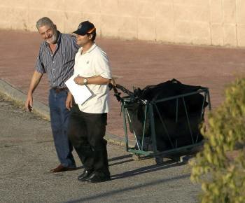 Oubiña, abandonando la prisión de Navalcarnero, tirando de un carro con sus pertenencias. (Foto: KIKO HUESCA)