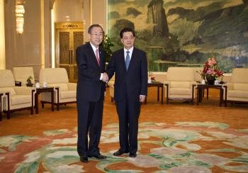 El secretario general de la ONY, Ban Ki-Moon (i), saluda al presidente de China, Hu Jintao