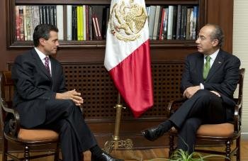El presidente de México, Felipe Calderón (d), y el virtual ganador de los comicios presidenciales, Enrique Peña Nieto (i)