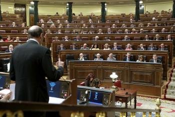 El líder del PSOE, Alfredo Pérez Rubalcaba, pregunta al jefe del Ejecutivo, Mariano Rajoy, sobre las últimas medidas adoptadas por el Gobierno para reducir el déficit