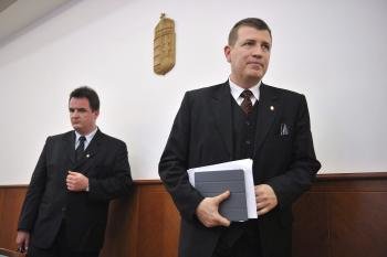 El fiscal general de Budapest, Tibor Ibolya (dcha), y el fiscal que dirige la investigación, Gabor Hetenyi (izq)