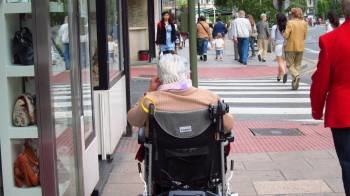 Una persona dependiente, en silla de ruedas a la puerta de un comercio. (Foto: ARCHIVO)