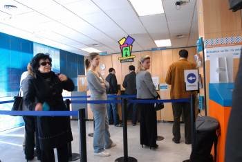 Un grupo de clientes guarda cola en una oficina bancaria. (Foto: ARCHIVO)