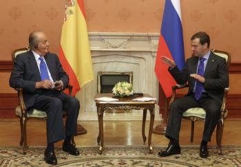 uan Carlos I saluda al primer ministro ruso, Dmitri Medvédev (d), antes de recibir el Premio Estatal de Rusia 