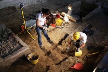 arqueólogos italianos que han encontrado un esqueleto en en las inmediaciones del altar donde fue supuestamente enterrada Lisa Gherardini (1479-1542)