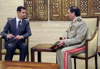 El presidente sirio, Bashar al Asad junto a Fahd Yasem al Freich, el nuevo ministro de Defensa. (Foto: SANA)