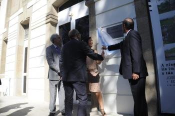 Políticos y docentes descubren una de las placas.. (Foto: Martiño Pinal)