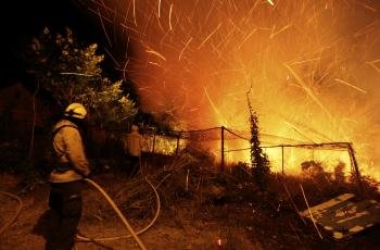 Bomberos intentan apagar un incendio forestal hoy, jueves 19 de julio de 2012, en los alrededores de la capital de la Isla Madeira