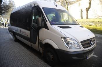 El microbús de Melón, estacionado en las inmediaciones del castillo de Ribadavia. (Foto: MARTIÑO PINAL)