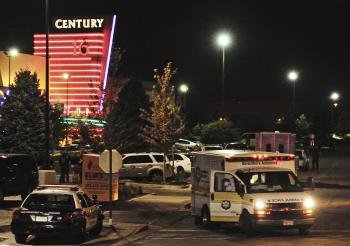 Una ambulancia aparcada frente a los cines Century
