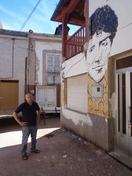 Anxo Baranga, ante la fachada de su casa, en Córgomo. (Foto: J.C.)
