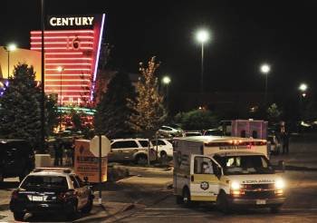 inmediaciones de los cines Century, donde 12 personas fueron asesinadas, en Aurora, Denver. (Foto: BOB PEARSON)