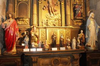 En la Catedral acumulan imágenes pequeñas en las capillas con rejas para evitar su robo. (Foto: MIGUEL ÁNGEL)