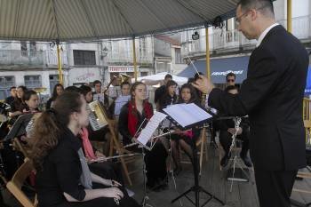 Un momento de la actuación de una orquesta portuguesa, ayer en la Praza Maior de Xinzo.  (Foto: MIGUEL ÁNGEL)