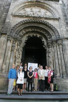 El grupo posó en la puerta del Santo Cristo de la catedral. (Foto: MARCOS ATRIO)