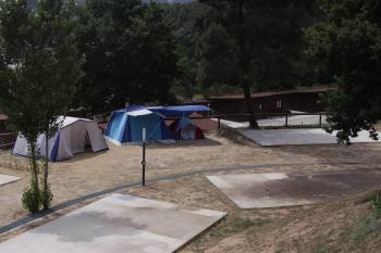 En la imagen, tiendas montadas en la zona de acampada del Cámping de Untes. (Foto: XESÚS FARIÑAS)