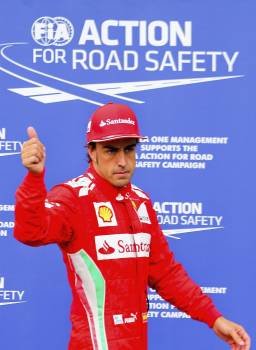 Fernando Alonso levanta su pulgar en la zona de boxes. (Foto: SRDJAN SUKI)