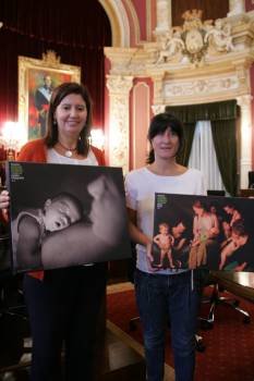 Marga Martín presenta las fotografías ganadoras del concurso de 2011. (Foto: M. ATRIO)