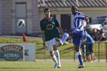 El debutante Evaldo golpea el balón ante la presencia de un jugador del racing Vilalbés. (Foto: ANDRÉS RÍOS)