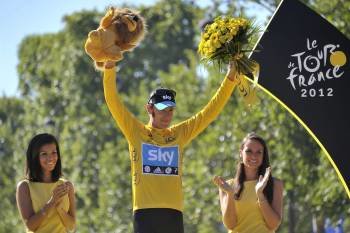El ganador de la general en el Tour 2012, Bradley Wiggins, en el podio de París. (Foto: NICOLAS BOUVY)