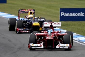 Fernando Alonso soportó la presión del Red Bull de Sebastian Vettel durante buena parte del Gran Premio de Alemania, celebrado ayer en el circuito de Hockenheim. (Foto: EFE)