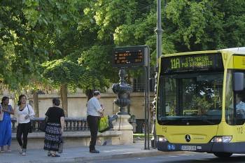 Panel electrónico de información del servicio municipal de autobuses de Ourense. (Foto: MIGUEL ÁNGEL)