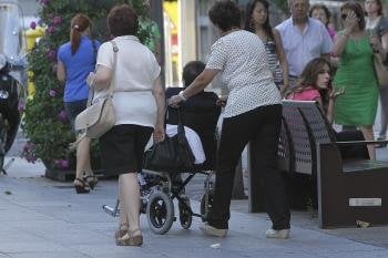 Vista de una mujer mayor que necesita del cuidado de otras dos personas, en Ourense. (Foto: Miguel Angel)