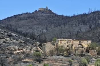 Aspecto de los alrededores del castillo de Montroig tras el paso del incendio declarado en La Jonquera.  (Foto: R. TOWNSEND)