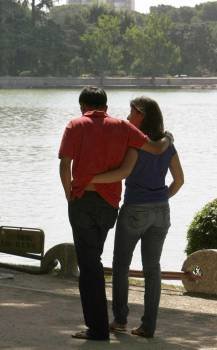 Una pareja pasea abrazada por un parque. (Foto: ARCHIVO)