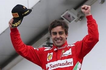 Fernando Alonso celebra su victoria en el Gran Premio de Alemania de F1. Foto: EFE/VALDRIN XHEMAJ