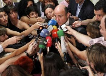 Luis de Guindos, rodeado de periodistas tras llegar al Congreso de los Diputados. (Foto: J.J. GUILLÉN)