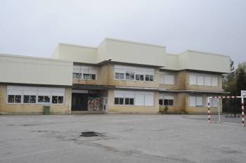 Instalaciones del colegio público de Beariz, cuyo alumbrado también paga el Concello. (Foto: MARTIÑO PINAL)