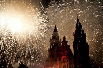 Imagen espectacular de la Catedral de Santiago iluminada por los fuegos artificiales.