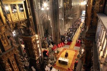 Aspecto que ofrecía la catedral compostelana durante el acto de la ofrenda al Apóstol. (Foto: VICENTE PERNÍA)