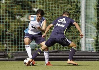 Kaká intenta superar la defensa de  un contrario. (Foto: ZIPI)