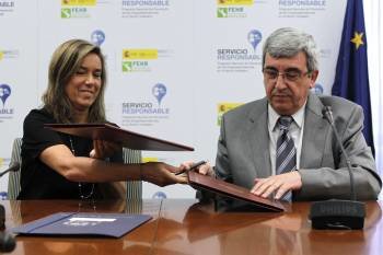 Ana Mato y el presidente de la Federación de Hostelería, José María Rubio, durante la firma del convenio. (Foto: GUILLÉN)