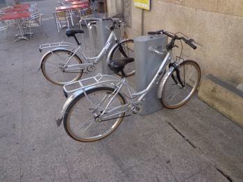 Bicicletas sin los focos, pilotos o las cestas y, una de ellas, con una pintada en el cuadro, en A Rúa. (Foto: J.C.)